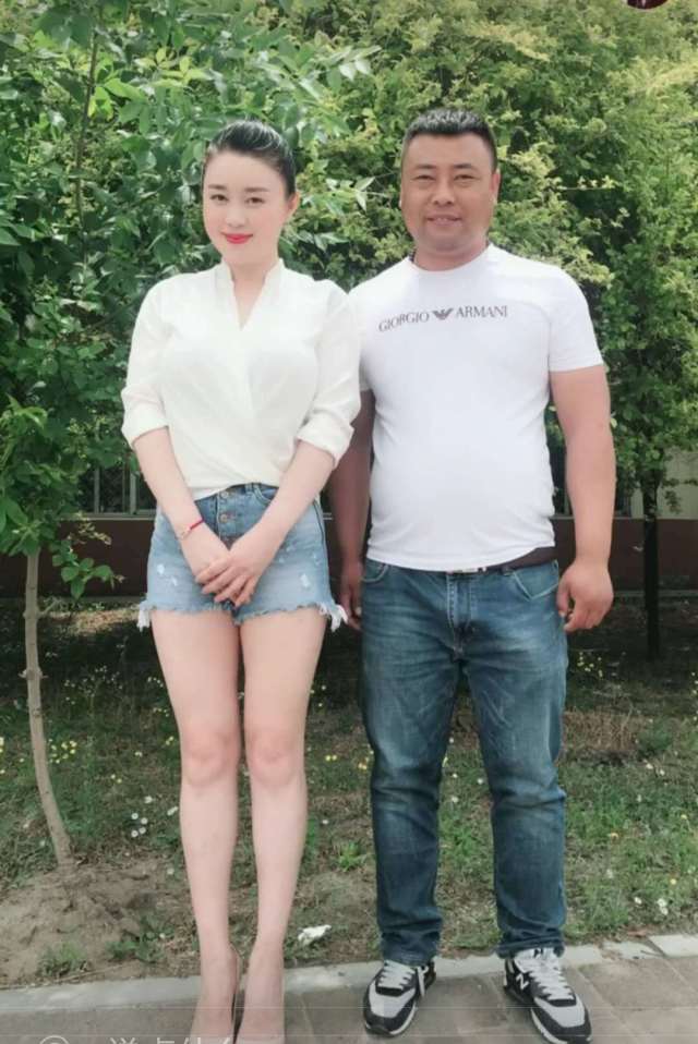 赵本山最美女弟子关婷娜拍新戏!身材已发福!腿白得发光!