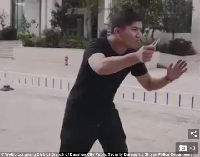 镜头一转,"歹徒"已经拿起刀准备进击了!
