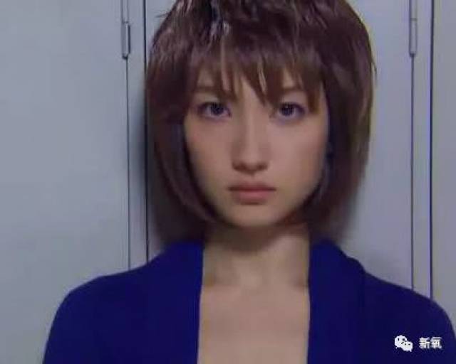 在柯南真人版里扮演宫野志保(灰原哀).
