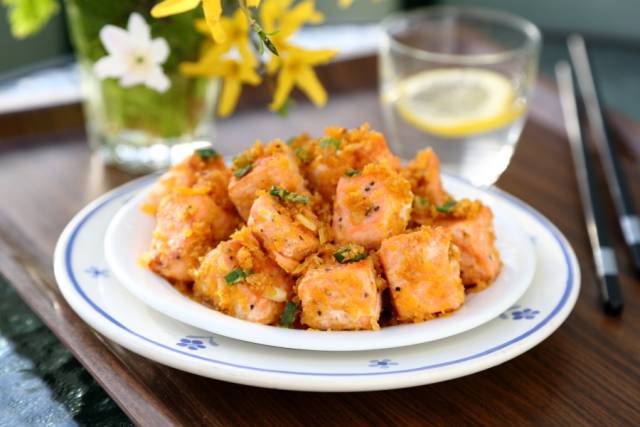 为何你煎的三文鱼又柴又腥,换个姿态,鲜嫩咸香