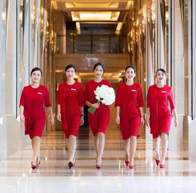▼凯宾斯基酒店的特色礼宾服务--红衣女郎(lady in red)