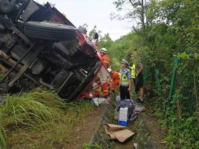 大广高速两运小车的挂车侧翻,这么多新车子掉路上