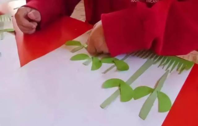 卡纸,剪,固体胶,画纸 制作步骤:将卡纸剪成图片模样,充当草丛!