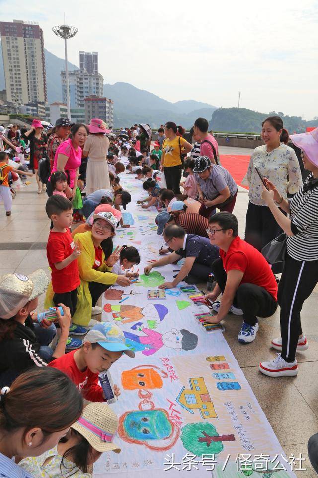 湖北长阳:600多幼儿和家长,集体绘出百米环保画长卷,场面震撼