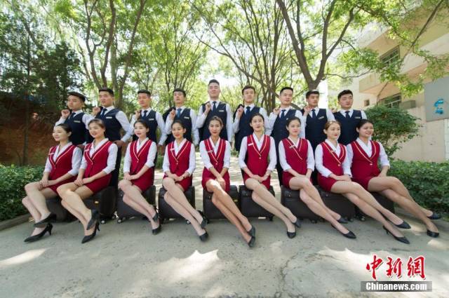 山西空乘专业的毕业的"准空姐"拍制服毕业照告别校园