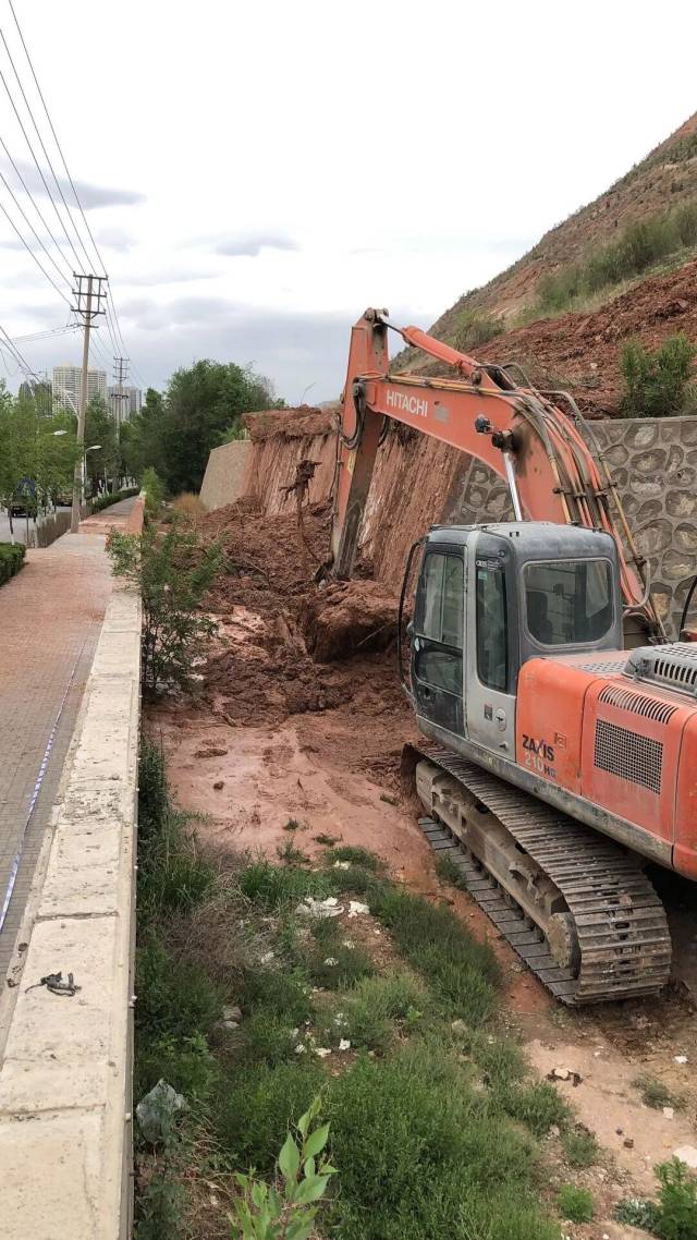 到达现场后,交管部门第一时间对六一桥至沈家寨桥沿段实行道路交通