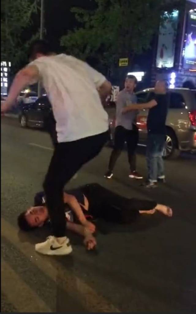 【生活】宜宾上江北几名男子当街打架,疑似因双方抢坐
