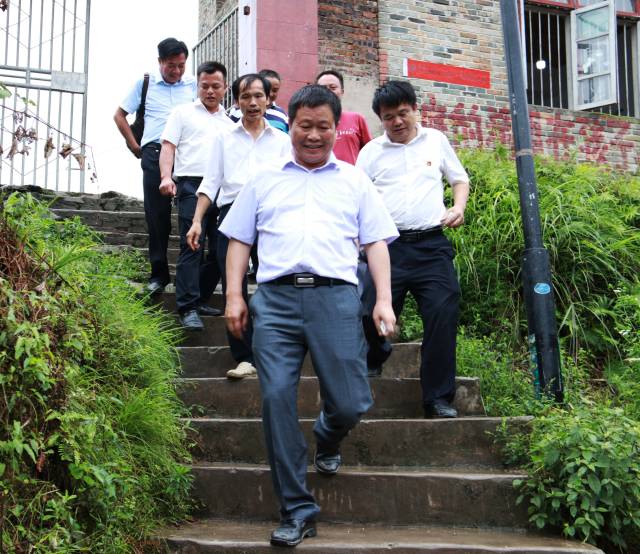 从江县人民政府教育督导室主任赴贯洞镇进行教育基本均衡工作督导