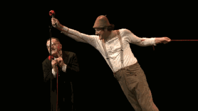 b先生从袖子里抽出一折纸飞机,咻的一下,飞机飞了出去,b先生摇头晃脑