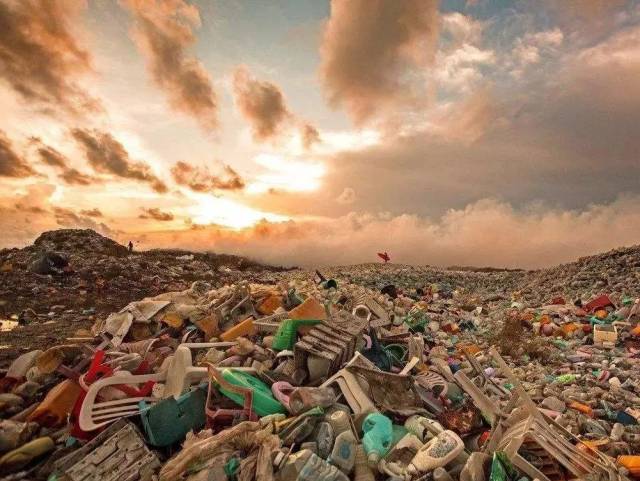 生活垃圾对人类生活和环境有非常大的影响和危害,包括 大量占用土地