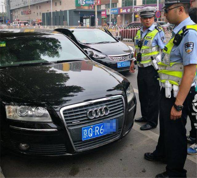 北京街头停放2辆奥迪a8,车牌和车子一模一样!网友:双胞胎