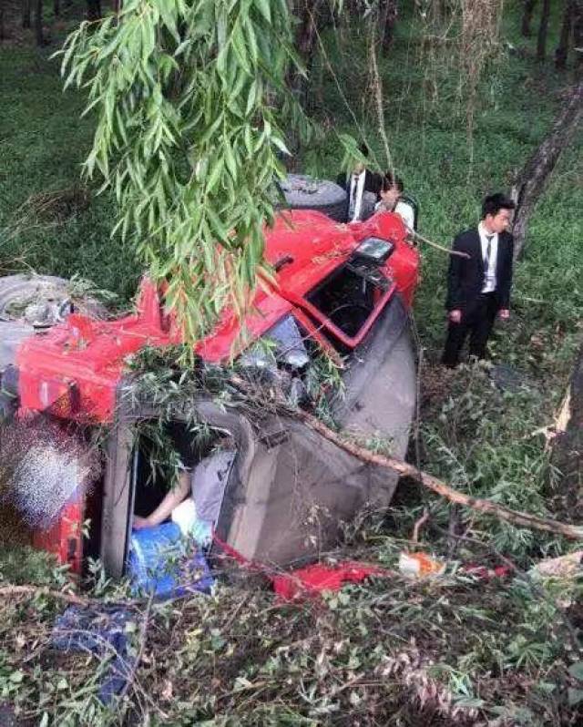 云南网红吉普车发生车祸,2死3伤!