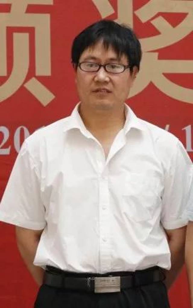 王二红 石井镇峪里人,中,小学一级教师,中国书法家协会会员.