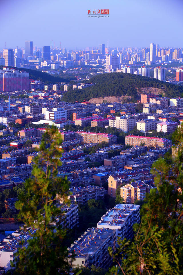 山上可以俯瞰济南市的城区城貌.一览全貌.