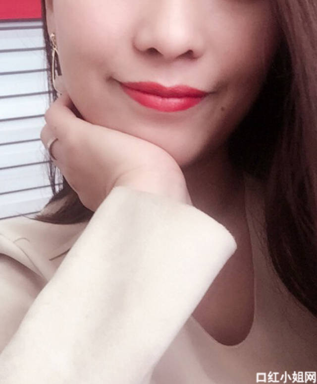 迪奥口红080试色,正红偏樱桃色