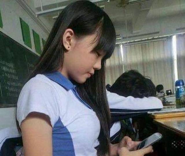 同学,上课不能玩手机,你不知道吗?