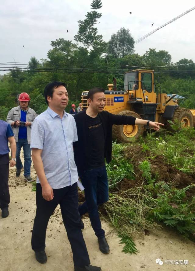 安康市住建局长陶柏林在清理现场