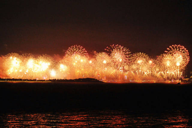 图为青岛夜晚燃放烟火的场景.