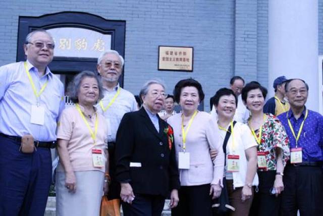 曾是名噪一时的报业女王,因炒房而破产,把父亲家当变卖给李嘉诚