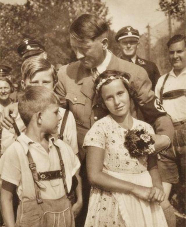 可以说,阿道夫希特勒和他的哥哥妹妹从小就活在爸爸的阴影中.