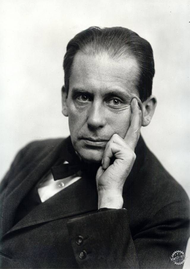 瓦尔特·格罗皮乌斯/walter gropius  via wikimedia license under