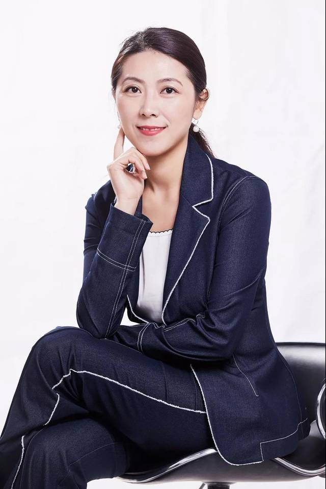 国家二级心理咨询师,企业培训师 nlp执行师 希菲洛集团高级形象设计师