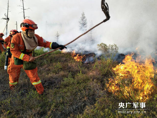 大兴安岭森林火灾火势较大 千余名森警官兵奋力扑救