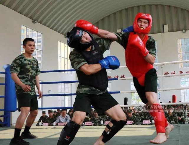 武警侦察兵训练间隙在进行"飞空侧踹".