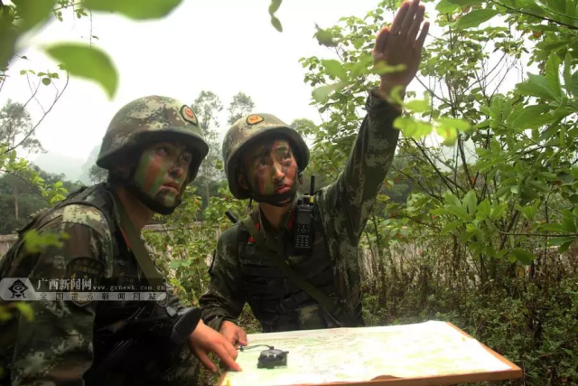 武警侦察兵在野外进行识图用图训练.