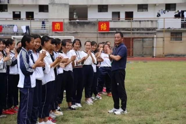 山阳中学骨干教师团队与普洱市民族中学领导进行了座谈.