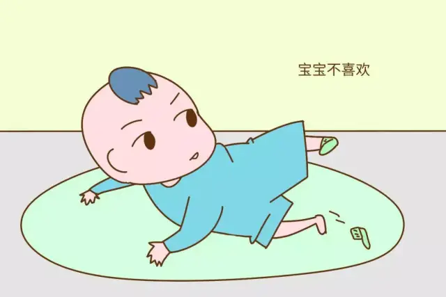 如果宝宝体质很棒,也不喜欢受束缚,给他穿上袜子后,自己总急着给它扯
