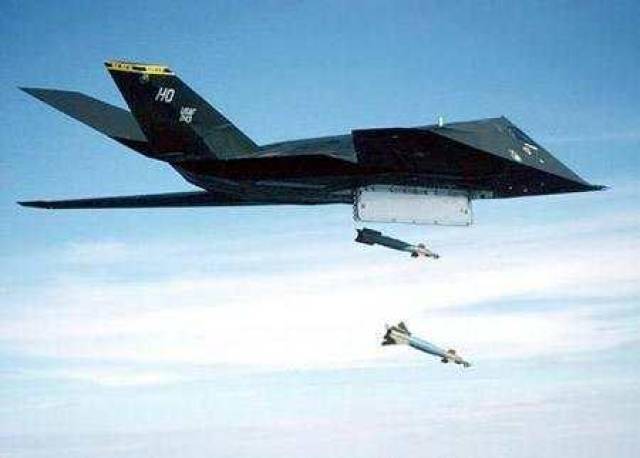 全球首款隐身战机F117退役后再次现身, 美秘密