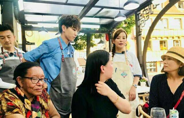 眼看着夫妻牵手,王俊凯的表情太有戏了