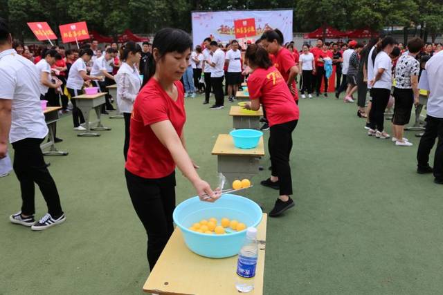 运动员需用筷子将乒乓球从第一个盆子运送至最后一个盆子,在规定时间