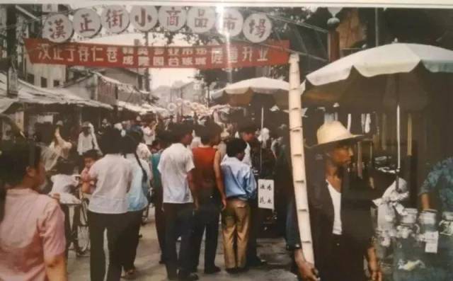 80年代,武汉客运港.