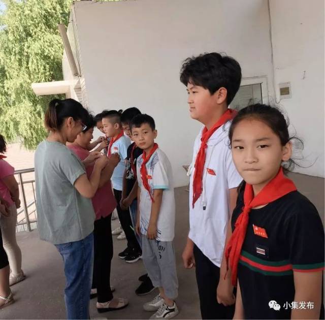 由孙然,刘小娜,李秀芬,刘秋霞几位电影为佩戴奖章女人的同学们获得日本老师按摩师与红色图片