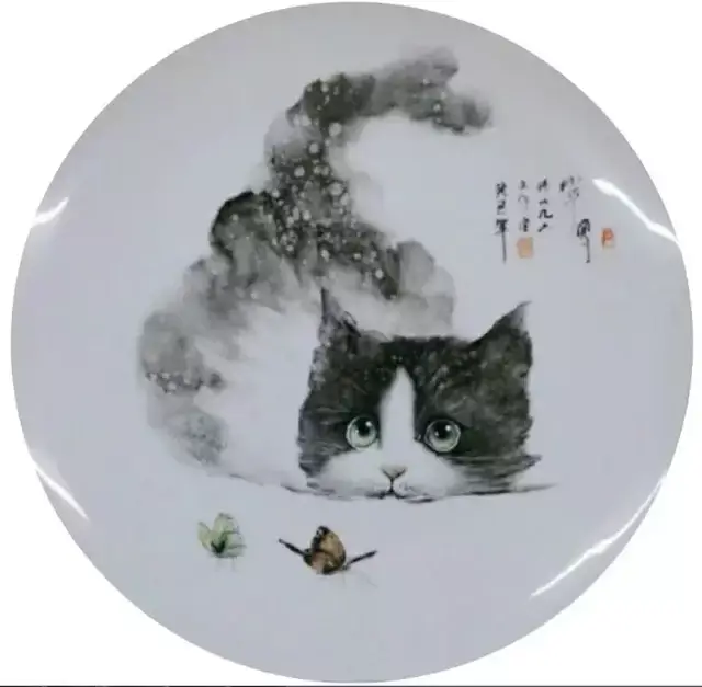 他的釉上彩瓷板画,把水彩和水墨的技巧及长处融为一体,在陶瓷绘画艺术