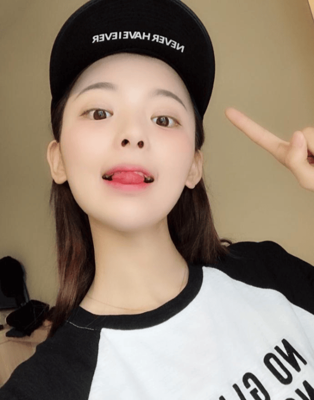 杨超越快手时期照片曝光 虽然被diss但颜值还真是高啊