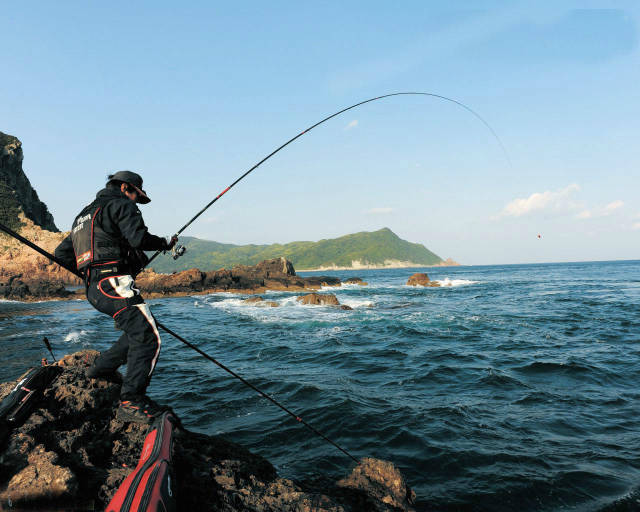 海边矶钓,如何在风浪之中抢鱼