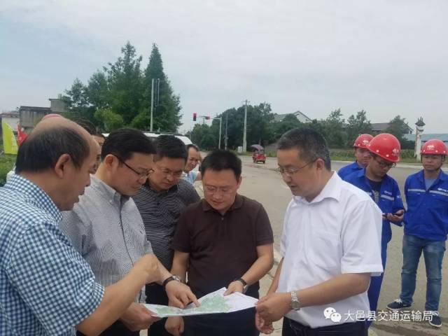 大邑县委书记李燎同志参加会见,县委副书记,县长廖墩,县委常委,常务副