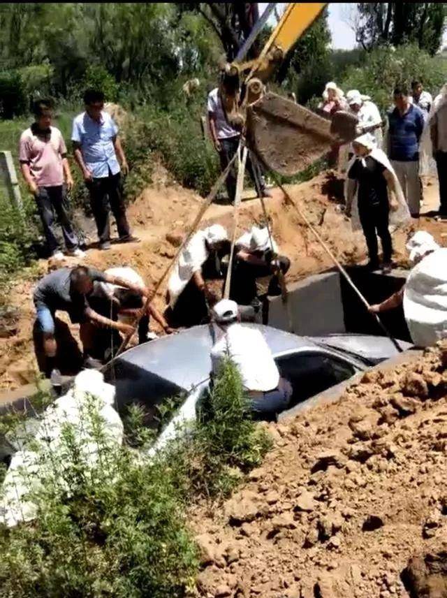 如何看河北保定一村民留遗嘱用汽车下葬这件事