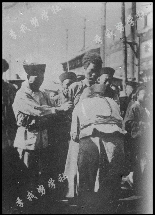 北京,菜市口一个中国男性等待被公开处刑的现场.jpg