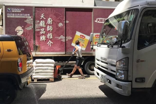 "香港最美女搬运工":港版罗拉,像女人一样强