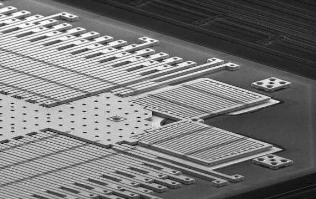 以单个5mm*5mm 尺寸的mems 传感器为例,用硅微加工工艺在一片8 英寸的