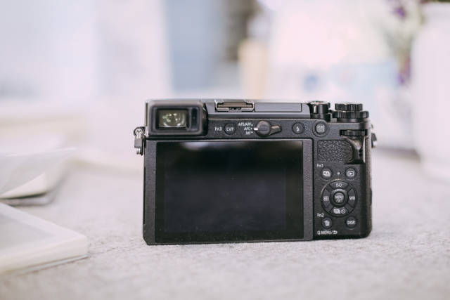 整体外观方面,这款最新的松下lumix gx9明显要比上代gx8线条硬朗干脆