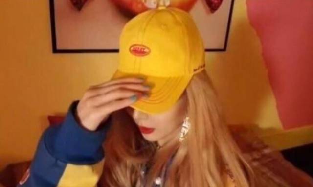 性感女神泫雅在ins上的穿搭爆款,今年就流行这样的混搭风