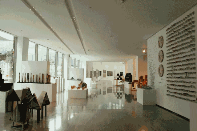 油画系主任王朝刚表示,毕业展的题材多以现实主义为主,反映人的生活