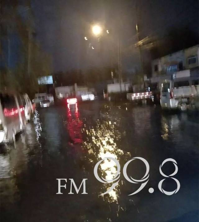 大雨至数条路段积水,多辆车抛锚!今明两天仍将有雨!(视频)