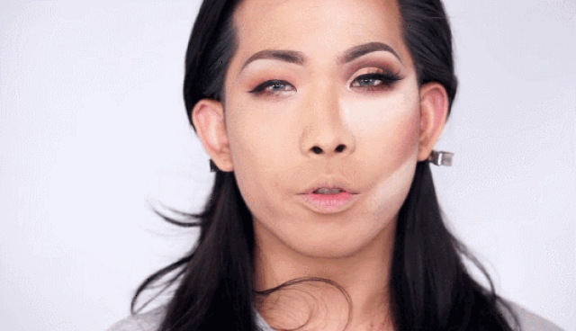 欧美唇妆会先描画唇线, 然后涂得更丰满, 也会