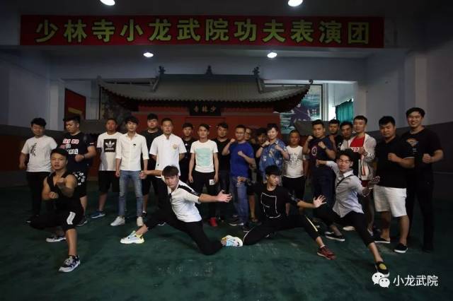 嵩山少林寺释小龙武院孙军锋弟子回母校感念师恩